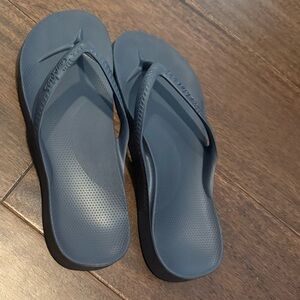 Archie’s arch support flip flops women’s 7 seven navy blue EUC